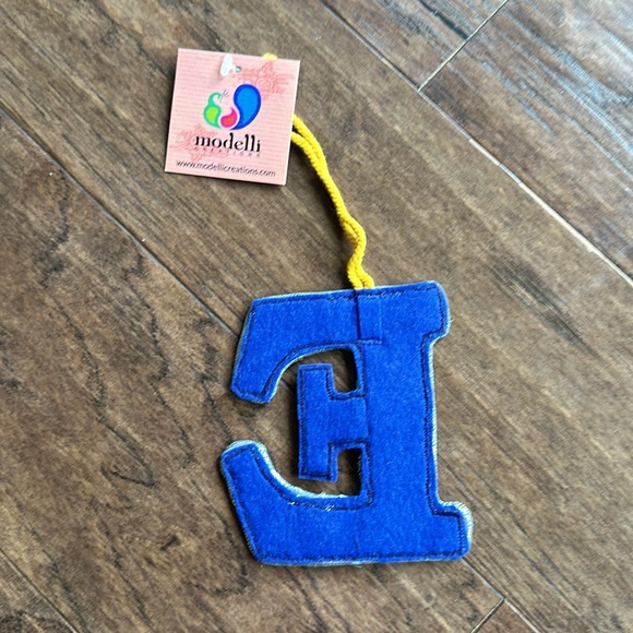 ⛄️ 50% off⛄️Only 1 left!! Felt Letter E Ornament /Present Topper - Picture 2 of 4